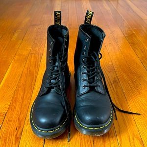 Dr Marten 8 eye smooth leather boots 90’s combat boots